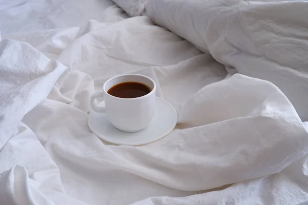 Secangkir Kopi Hitam Tempat Tidur Putih Sarapan Tempat Tidur Interior — Stok Foto