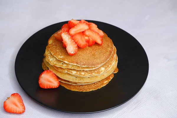 Pfannkuchen Mit Erdbeeren Auf Verschwommenem Hintergrund Lebensmittel Fotografie — Stockfoto