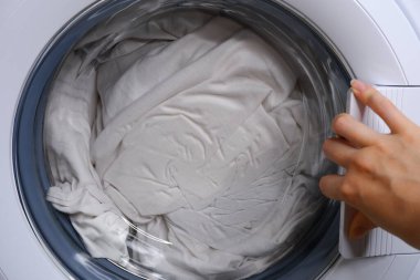 Çamaşır makinesinde çamaşır. Çamaşır..