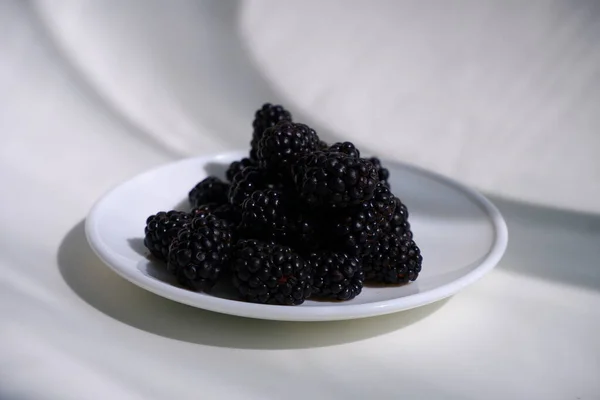 Blackberries Светлом Фоне Солнечные Лучи Падают Ягоды — стоковое фото