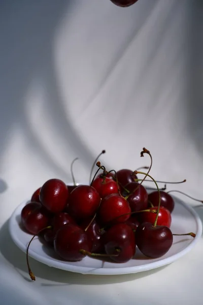 Cereja Doce Fundo Leve Raios Sol Caem Sobre Bagas — Fotografia de Stock