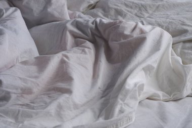 Yatak örtüsü dokusu. Beyaz çarşaf arka planı. Yatağa. İç mekan.