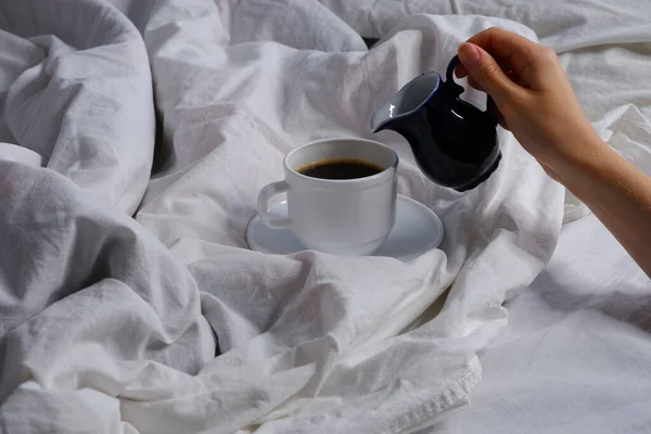 Lány Tejet Önt Egy Csésze Kávéba Reggeli Ágyban Belül Hangulat — Stock Fotó