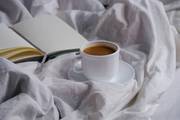 牛奶和笔记本在床上 早餐在床上 — 图库照片