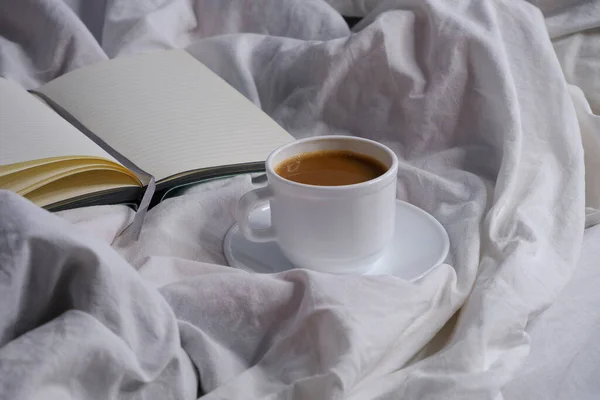 Καφέ Γάλα Και Σημειωματάριο Στο Κρεβάτι Πρωινό Στο Κρεβάτι Εσωτερικό — Φωτογραφία Αρχείου