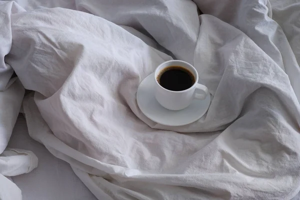Egy Csésze Fekete Kávé Ágyban Belül Hangulat — Stock Fotó