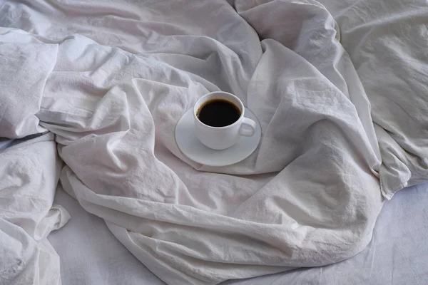 Egy Csésze Fekete Kávé Ágyban Belül Hangulat — Stock Fotó