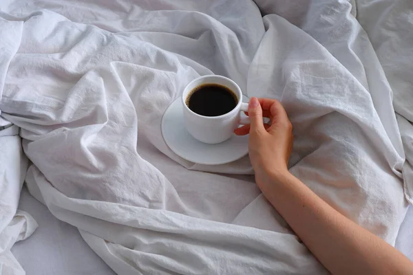 Menina Segurando Uma Xícara Café Cama Pequeno Almoço Cama Interior — Fotografia de Stock