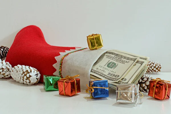 Bulanık beyaz arka planda noel hediyesi olarak bir paket dolar.