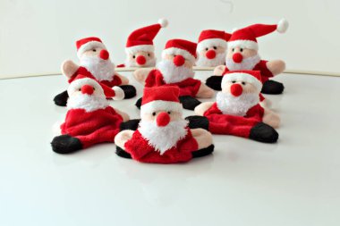 Komik Noel Baba oyuncakları beyaz dağdan aşağı yuvarlanıyor ön plana odaklanıyor.