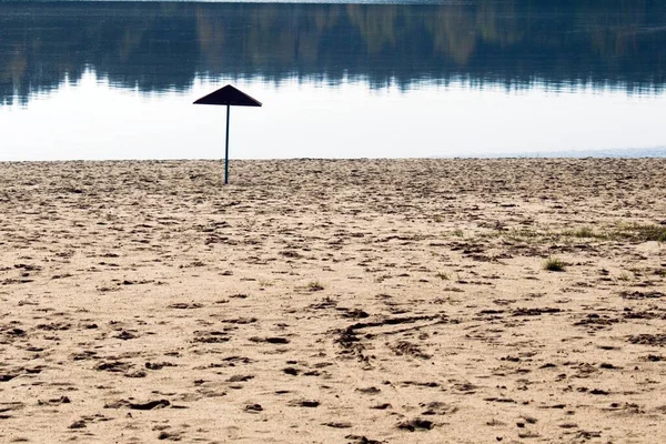 Playa Del Lago Sin Gente Sombrilla Solitaria Borde — Foto de Stock