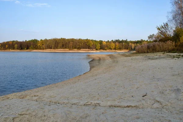 Lago Cênico Outono Com Cardumes Arenosos Floresta Verde Amarela — Fotografia de Stock