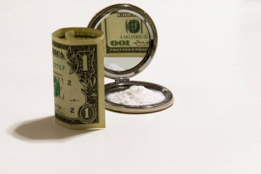Beyaz tozlu, bulanık beyaz arka planda bir bayan aynasında yüz doların yansımasıyla bir dolar.