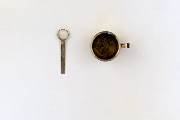金属勺与糖和一杯茶在模糊的白色背景与文字的地方 — 图库照片
