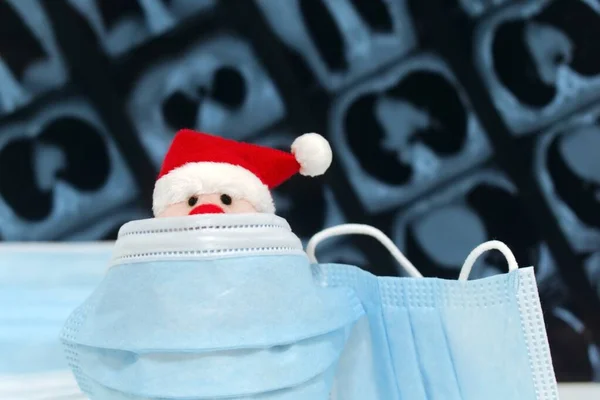Drôle Santa Claus Jouet Caché Derrière Masque Médical Protection Antivirus — Photo