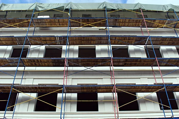 Construção Uma Casa Com Andaimes Instalados Para Acabamento Fachada Edifício — Fotografia de Stock