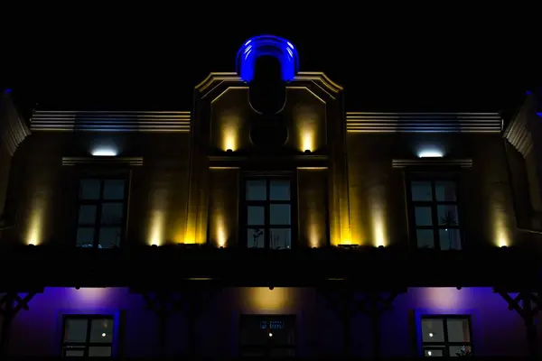 Bela Fachada Casa Iluminada Noite Com Luzes Azuis Amarelas — Fotografia de Stock