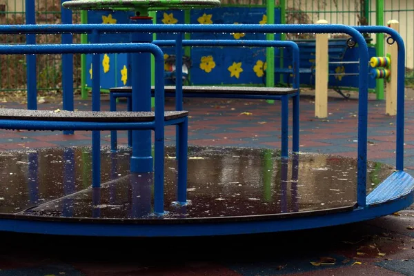 Leere Kinderfahrt Mit Gefrorenen Wassertropfen Auf Verschwommenem Spielplatz Hintergrund — Stockfoto