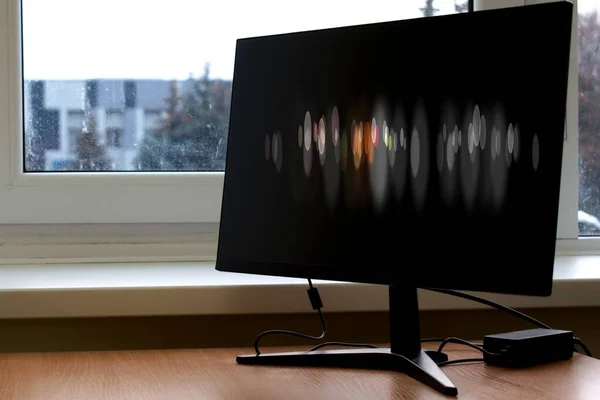 Ilusi Optik Misterius Pada Layar Komputer Meja Kantor Meskipun Lanskap — Stok Foto