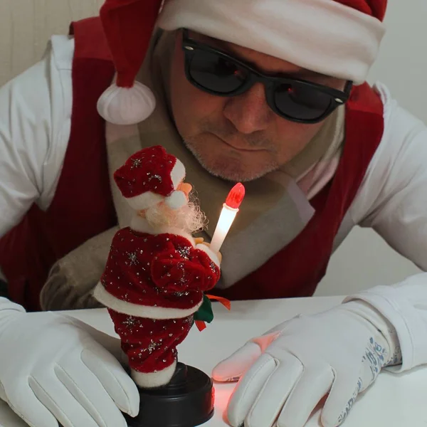 Santa Claus Jouet Noël Entre Les Mains Homme Lunettes Noires — Photo