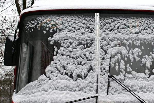 Πρόσφατα Έπεσε Φωτεινό Λευκό Χιόνι Στο Παρμπρίζ Του Λεωφορείου — Φωτογραφία Αρχείου