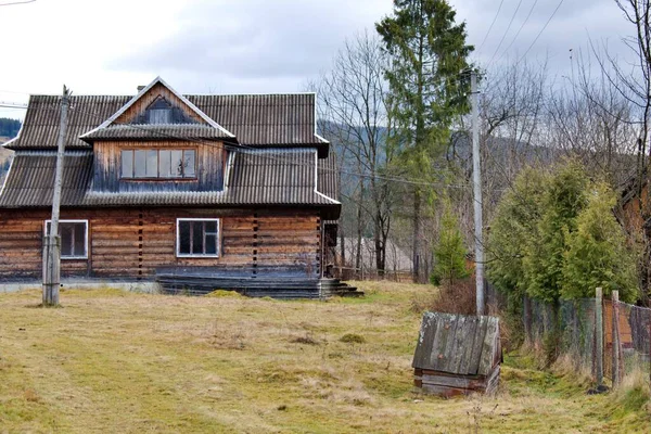 Byhus Landsbygden Bakgrund Granskog Bergen — Stockfoto