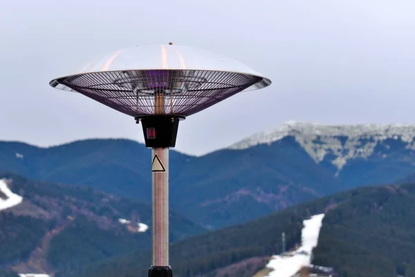 Infraröd Utomhus Värmare Suddig Bakgrund Skogbeklädda Berg — Stockfoto