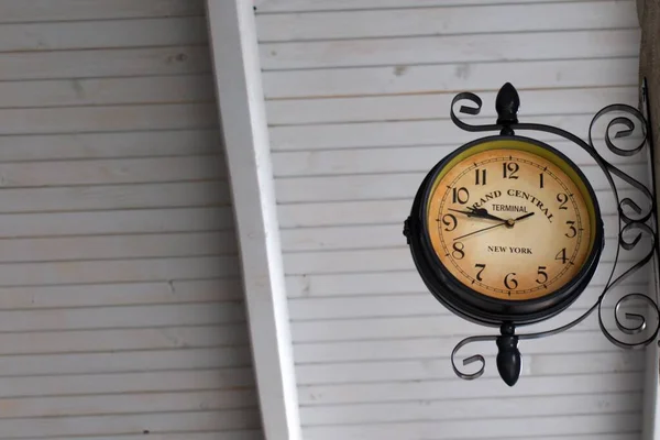 Reloj Vintage Estación Metro Sobre Fondo Borroso Paneles Pintados Blanco —  Fotos de Stock