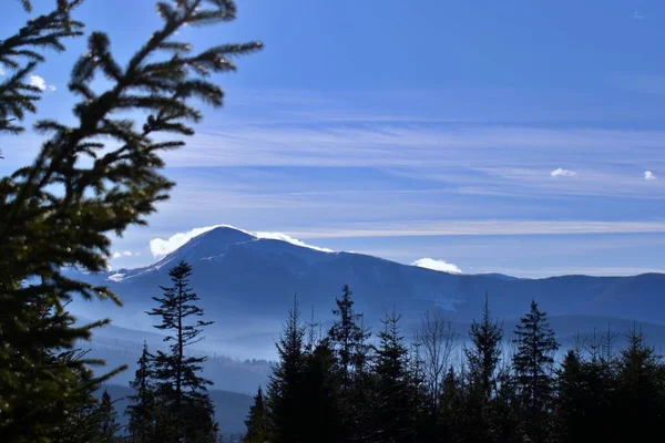 蓝天背景下的白雪山峰 — 图库照片