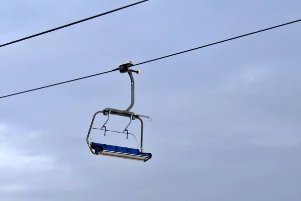 Asientos Vacíos Del Telesilla Sobre Fondo Borroso Del Cielo —  Fotos de Stock