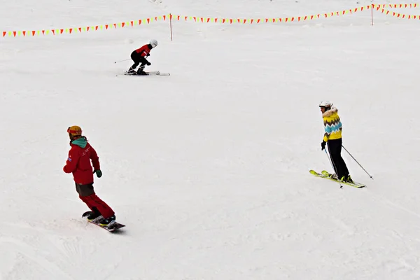 Ucrania Cárpatos Bukovel Enero 2021 Personas Esquís Tabla Pista Esquí — Foto de Stock