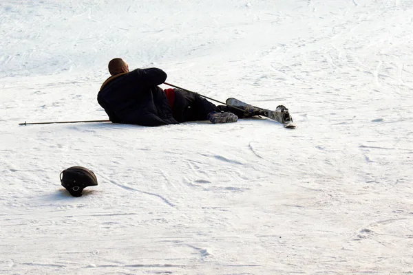 Ukrajina Karpaty Bukovel Ledna2021 Muž Padá Sníh Sjezdovky Neupevněnými Lyžemi — Stock fotografie