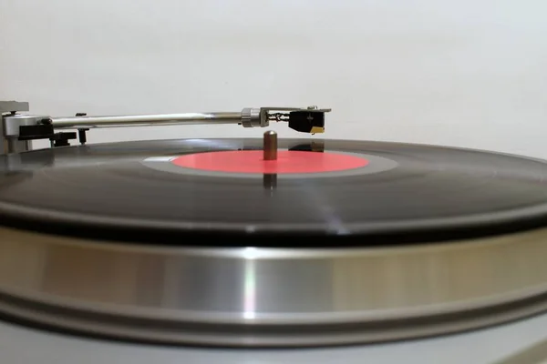 Hareket Üzerindeki Turntable Başı Vinil Kaydın Bulanık Arkaplanını Bulanıklaştırdı — Stok fotoğraf