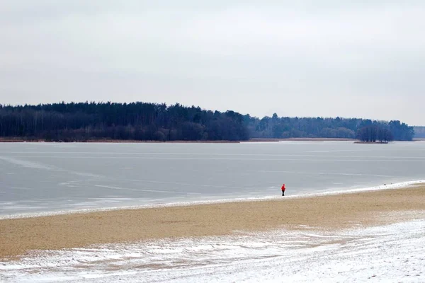Einsame Person Einsamen Strand Zugefrorenen Teich Winter — Stockfoto
