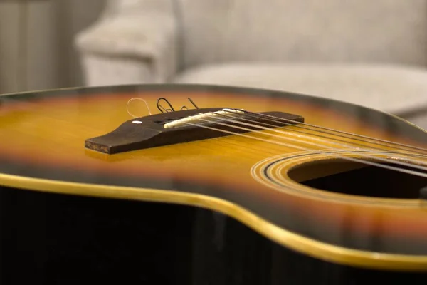 Mekanın Bulanık Arkaplanına Karşı Görüntünün Merkezine Odaklı Klasik Akustik Gitar — Stok fotoğraf