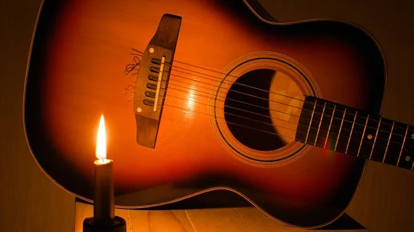 クラシック アコースティック ギターは明るいキャンドルライトの中で閉じ込められ — ストック写真