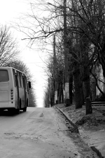 Imagem Preto Branco Ônibus Subindo Colina Rua Deserta Pequena Cidade — Fotografia de Stock