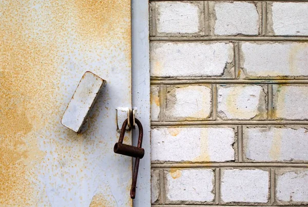 Old Rusty Padlock Closed Door Brick Wall — Stock Photo, Image