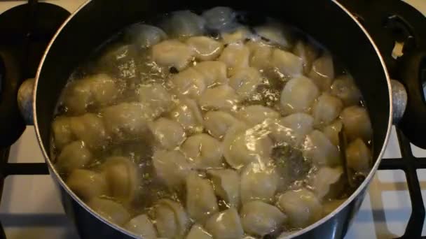 家庭でお湯で団子を炊く — ストック動画