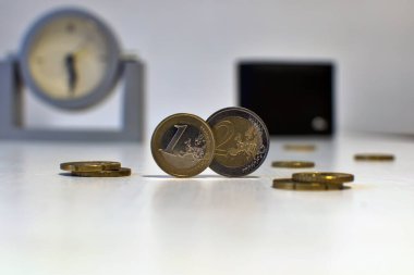 1 ve 2 avro saat ve cüzdan ile bulanık arkaplanı kapat