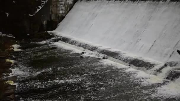 Movimento Turvo Poderosa Queda Água Rio Para Baixo Barragem — Vídeo de Stock