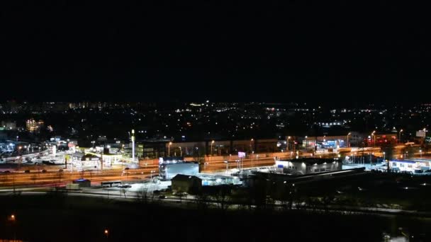 汽车前灯在公路上的模糊运动前景 黑暗夜空背景下郊区明亮的灯光 — 图库视频影像