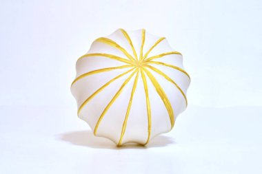 Bulanık beyaz arkaplanda sarı çizgili top