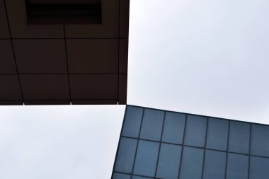 Beyaz gökyüzü arka planında, iş merkezinin ön cephesi ve çatısı buluşuyor