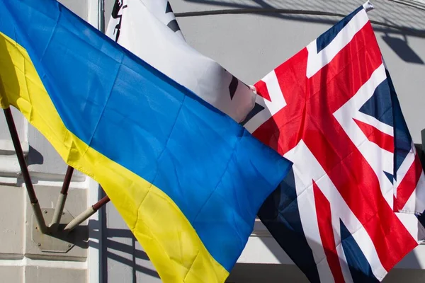 Drapeaux Ukrainiens Britanniques Agitant Sur Mur Maison Photos De Stock Libres De Droits