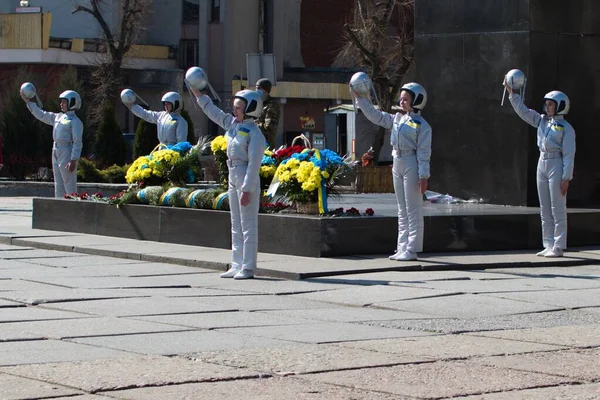 Tonåringar Dräkter Astronauter Som Står Nära Monumentet Sträcker Armar Med Royaltyfria Stockfoton
