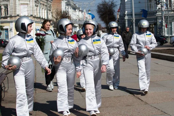 Підлітки Костюмах Імітаторів Астронавтів Йдуть Міській Вулиці День Космонавтики Україна Стокова Картинка