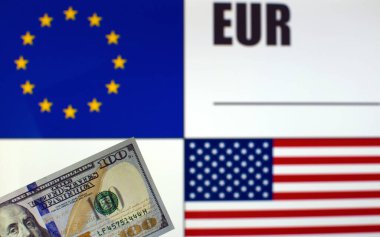 AB ve ABD bayrakları ve AB para birimi kodunun bulanık arkaplanına 100 ABD Doları banknot. Değişim hızı şablonu