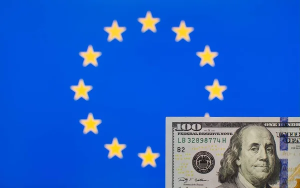 100 Usa Dollár Bankjegy Európai Unió Zászlajának Homályos Hátteréről — Stock Fotó