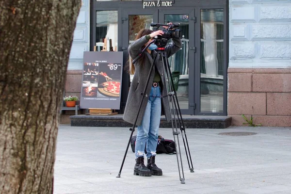 Girl Preparing Make Video City Street Ukraine Zhytomyr April 2021 — Stock Photo, Image